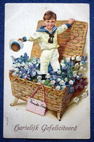 Antik dombornyomott  üdvözlő litho képeslap  matróz ruhás kisfiú kosárban virágokkal