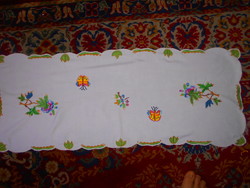 Tablecloth embroidered with Herend porcelain motifs, runner 87 cm x 34 cm