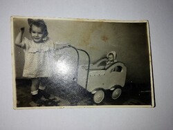 Régi fotó, régi babakocsi, régi baba az ötvenes évekből   270.
