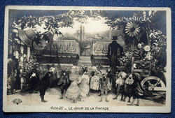 Antik francia fotó képeslap  gyöngytyúk jelmezben  színpadon