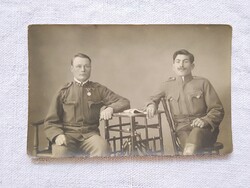 Antik katonai fotó, fiatal katonák/férfiak egyenruhában