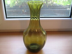Borostyán-zöldes , optikai gerezdes, hullámos szélű  üveg váza
