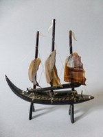 Antik,csontból faragott japán hajó szobor