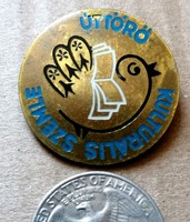Pioneer - pioneering cultural review 1980 badge
