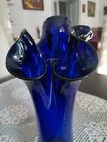 kék fodros szélű üveg váza