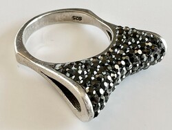 324T. 1 Forintról! 925-ös ezüst DESIGNER gyűrű, apró fekete kövekkel ékesítve, 6,5 gramm