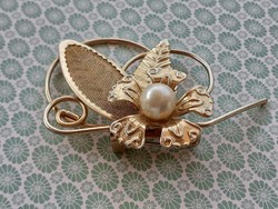 Old women's brooch flower-shaped metal vintage badge