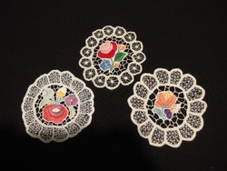 3 db Kalocsai mintával hímzett riselt terítő 11 és 10 cm