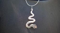 Pápaszemes kígyó ezüst medál nagym. 925-ös jelz.