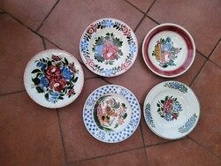 Antik magyar jelzett kézzel festett fali tányérok, kakas, tyúk,