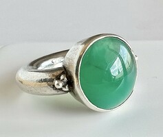 346T. 1 Forintról! Ezüst DESIGNER Gyűrű (19 g), 15 mm átmérőjű természetes zöld kővel!