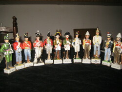 Angol ,  porcelán katona  gyűjtemény eladó !   Méretük  16 - 19 cm  -ig