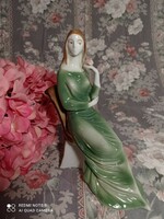Zsolnay zöld ruhás lány rózsával