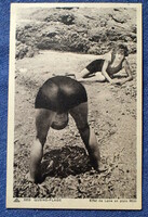 Nagyon pikáns humoros üdvözlő fotó képeslap füdőruhás hölgy hátsóját mutatja