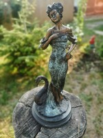 Hölgy hattyúval, patinás bronz szobor, 34 cm.