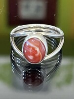 Letisztult formájú ezüst gyűrű, vörös Achát kővel