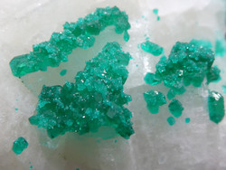Természetes Dioptáz kristálycsoport az anyakőzetén. Ritka réz-szilikát ásvány. 79 gramm