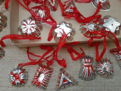 Régi fém mini süteményforma karácsonyfadísz piros selyem szalagon 20-darab egyben
