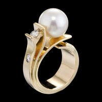 Gyűrű dizájn lenyűgöző, tenyésztett gyöngy, sárga arannyal bevont cirkónia kő díszítéssel.