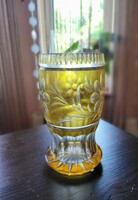 Borostyán sárga színű csiszolatokkal gazdagon díszített vastagfalú üveg váza