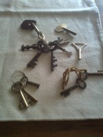 Apró, különleges formájú kis kulcsok gyűjteménye (13 db)