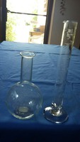 Két régi laboratóriumi üveg: Ergon gömblombik és talpas mérőhenger