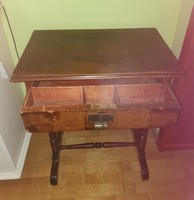 Varróasztal, fiókos, zárható, kulcsával 1800-as évek második feléből