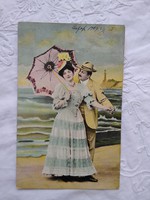 Antik kézzel színezett romantikus fotólap/képeslap elegáns hölgy, úr/pár, esernyő 1909
