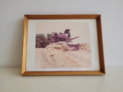 Régi retro aratás kombájn kép mezőgazdasági szocreál fotó üvegezett képkeretben Vörös Október Mg Tsz