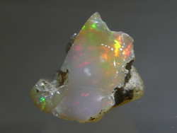 Természetes Etióp Opál ásvány. 1,48 gramm ékszeralapanyag, kék-zöld-sárga-vörös csillámokkal.