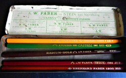 Régi Faber Castell fém tolltartó (5 db. korabeli ceruzával)