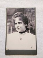 Antik kabinetfotó/keményhátú  fotó, elegáns hölgy portréja 1900 körüli darab