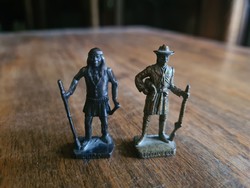 Apró kis Buffalo Bill és Chato figura, fémből (Scame)