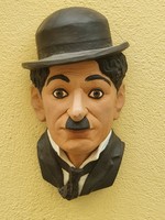 Chaplin karakterfigura falidísz