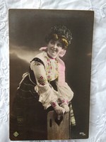 Antik kézzel színezett romantikus fotólap/képeslap hölgy népviseletben, pártában/párta