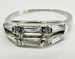 420T. 1 Forintról! Platina (3,6 g) Baguette Gyémánt (0,65 Ct) Briliiáns (0,05 Ct) gyűrű, 1.o. kövek!
