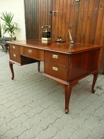 Gyönyörű antik, térbe rakható íróasztal szép és stabil állapotban1930 környékéről