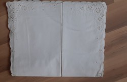4733 - Padded, embroidered white pillowcase
