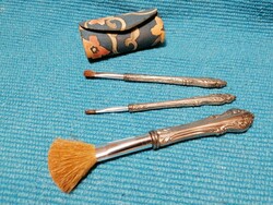 Make-up brushes, lipstick holder (355)