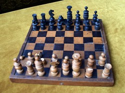 Régi sakk tábla készlet fa nagy méret 31,5 x 31,5 cm + csere figurák Sérült !