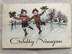 Antik, régi Újévi képeslap, korcsolyázó gyerekek
