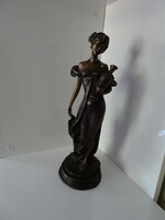 Lány amfórával bronz szobor.