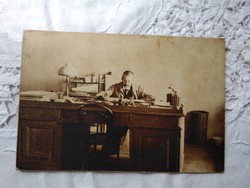 Antik szépia keményhátú fotó, férfi az irodában/dolgozószoba/dolgozóasztal 1900 körüli