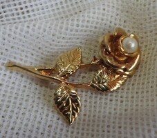 Aconda rose-shaped pearl brooch