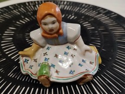 Antik Herendi porcelán ülő kislány békával