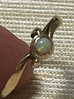 Gyönyörű opal díszítésű 14kr aranygyűrű eladó!Ara:26.000.-