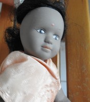 India lány porcelán baba tradicionális  indiai ruhában