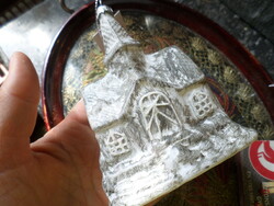 11 x 8 x 6 cm-es , havas templom üvegből . PTMD gyártmány . Nagyobb karácsonyfadísz , vagy dekoráció