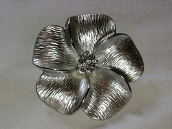 Ezüst színű virág bross 51.