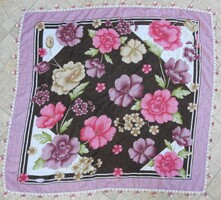 Shawl with a flower pattern on the edge